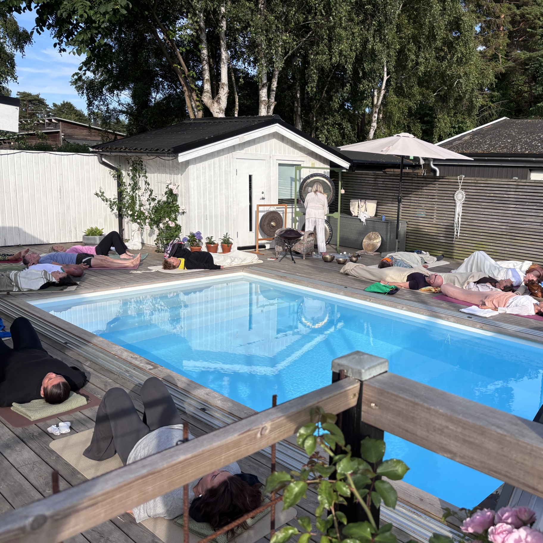 Soundhealing vid poolen i trädgården